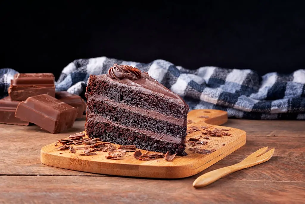 Bolo ou brownie? Qual é a diferença entre as duas receitas 2 bolo de chocolate recheado em camadas