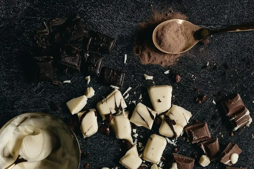 tipos de chocolate em pedaços sob uma superfície preta
