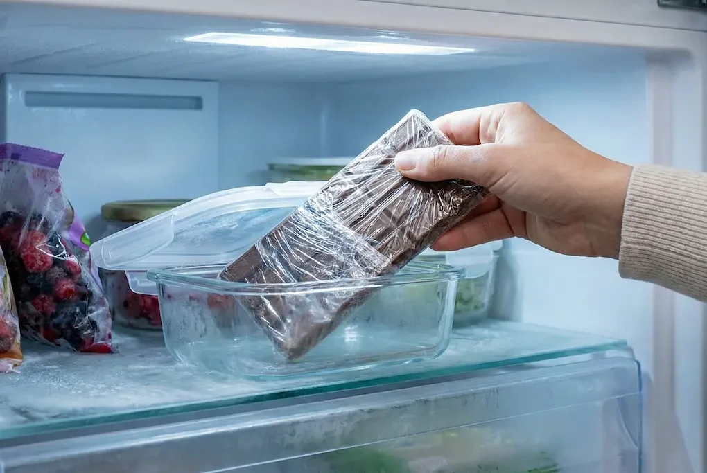 Pode congelar chocolate. Um chocolate embalado em plástico filme no freezer.