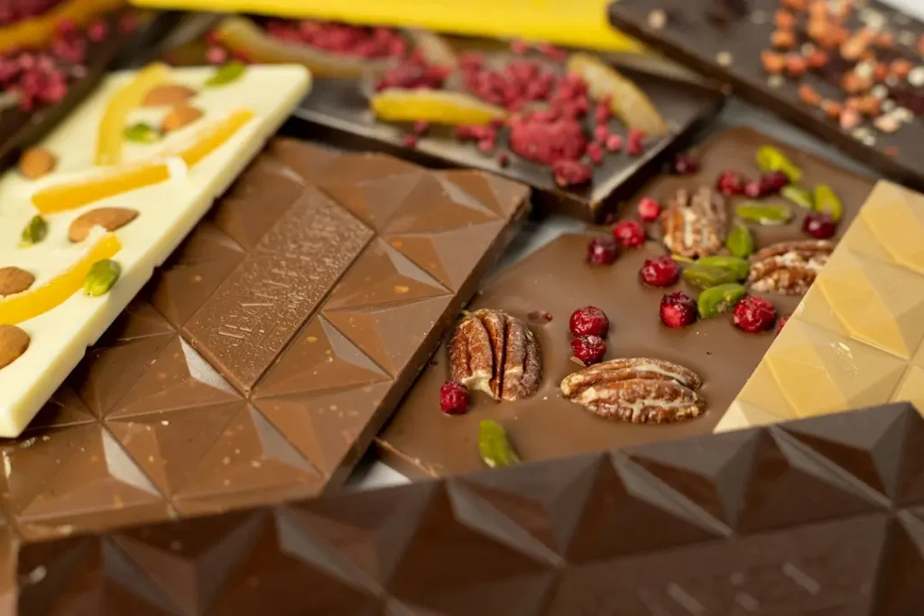chocolate com pedaços de frutas