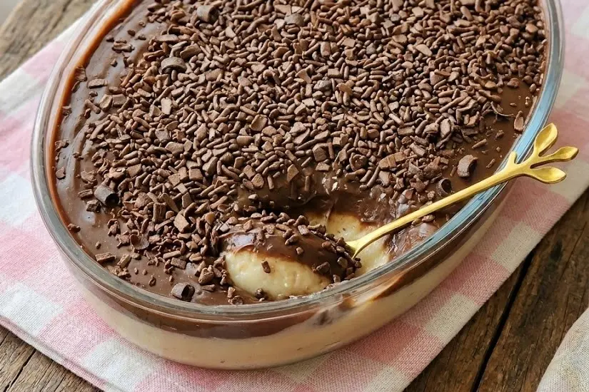 3 sobremesas de Páscoa com chocolate para o almoço de domingo 2 ovo de páscoa na travessa
