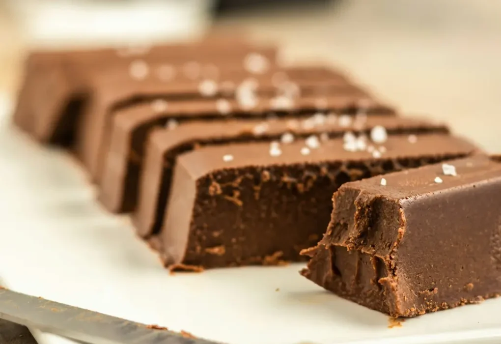 Fudge de chocolate cortado em pedaços