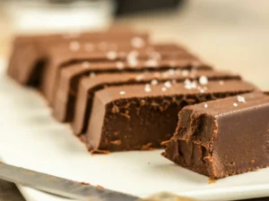 Fudge de chocolate cortado em pedaços