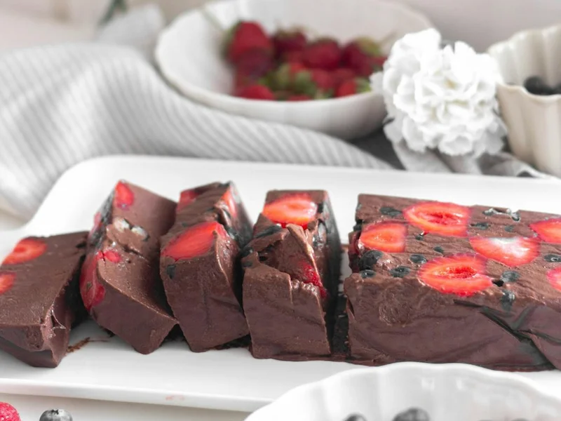 Fudge de chocolate com frutas natalinas