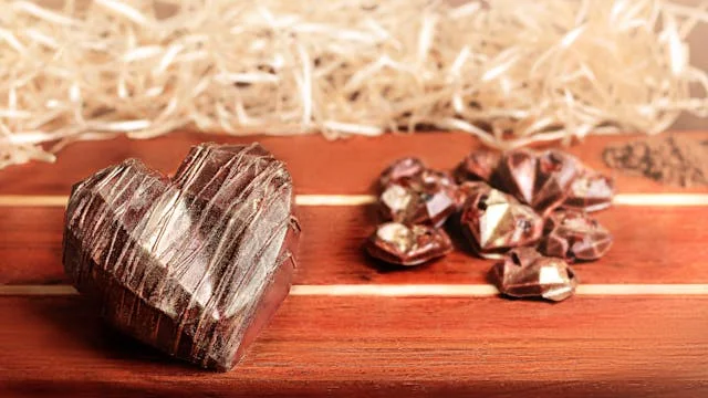 5 Presentes com chocolate para o Dia dos Namorados 2026 2 coração geométrico de chocolate